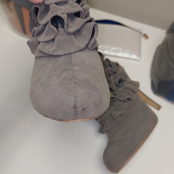 Fahrenheit brand ruffle bootie heels - Picture 2 of 4